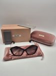 Miu Miu  Occhiali da Sole Donna SMU11N 1AB-0A7 – Oversize da Modella